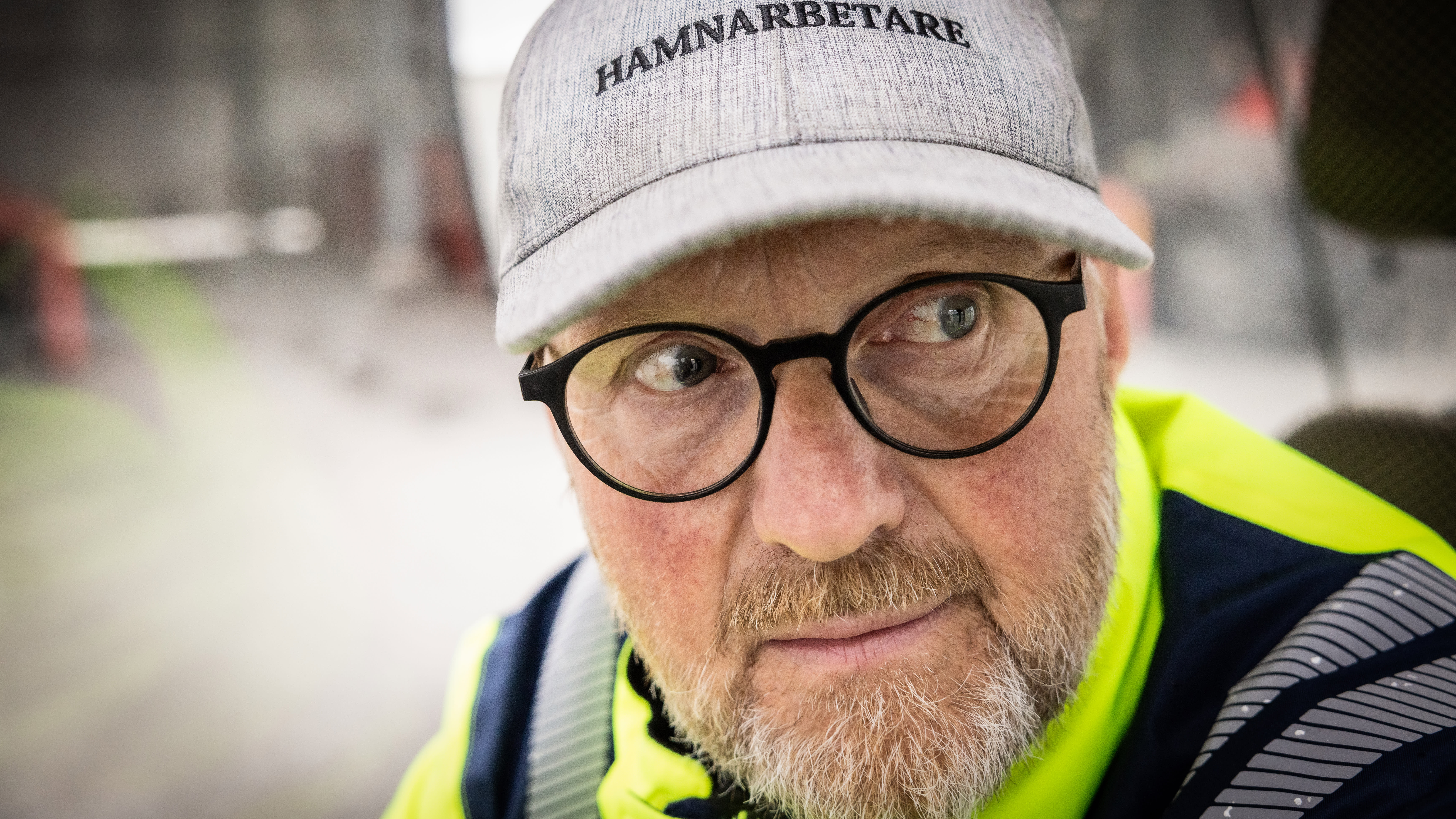 Dag Edlund iklädd arbetskeps. Foto: Karl Melander.