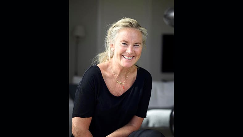 Glad medelålders kvinna i hemmiljö