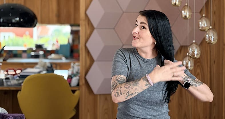 Kvinna svänger med håret