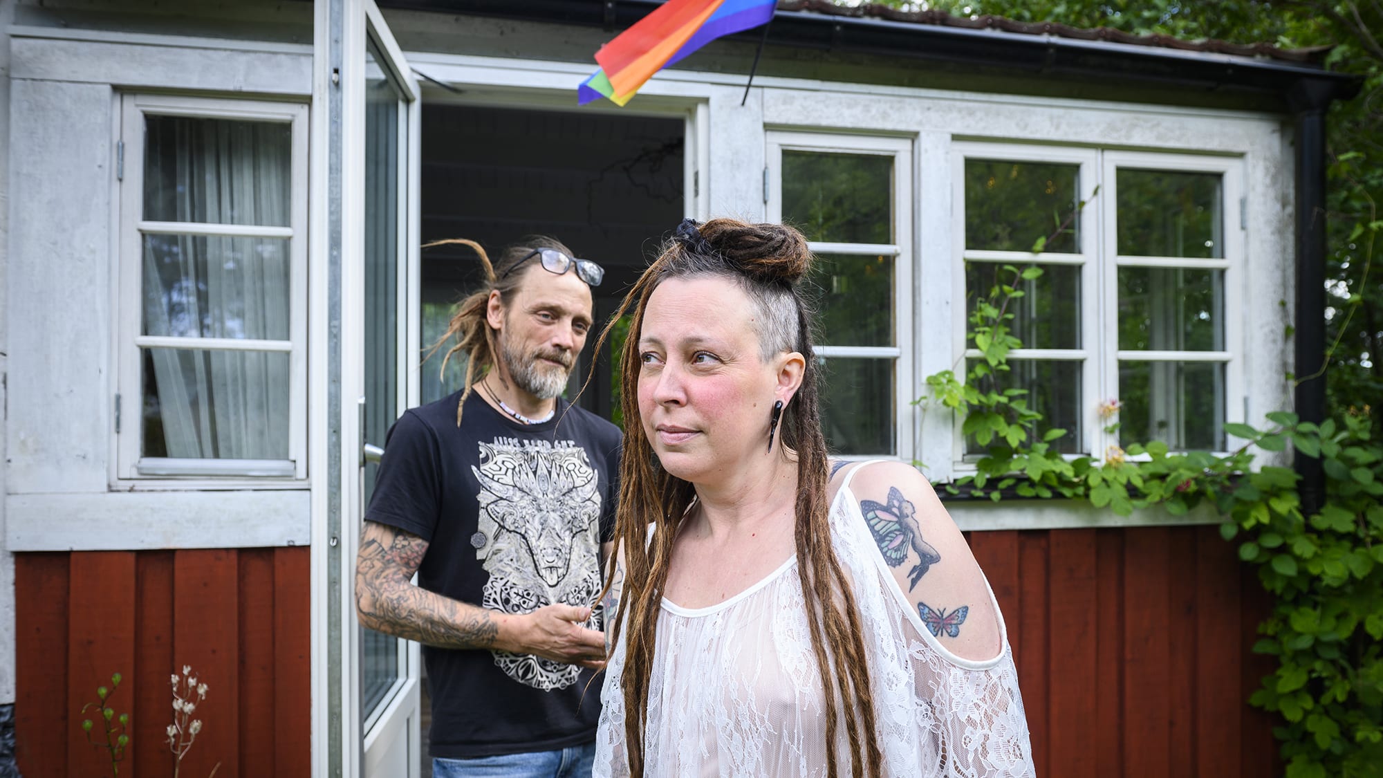Anna står utanför sitt hus tillsammans med sin sambo Toby. Foto: Anna Edlund.