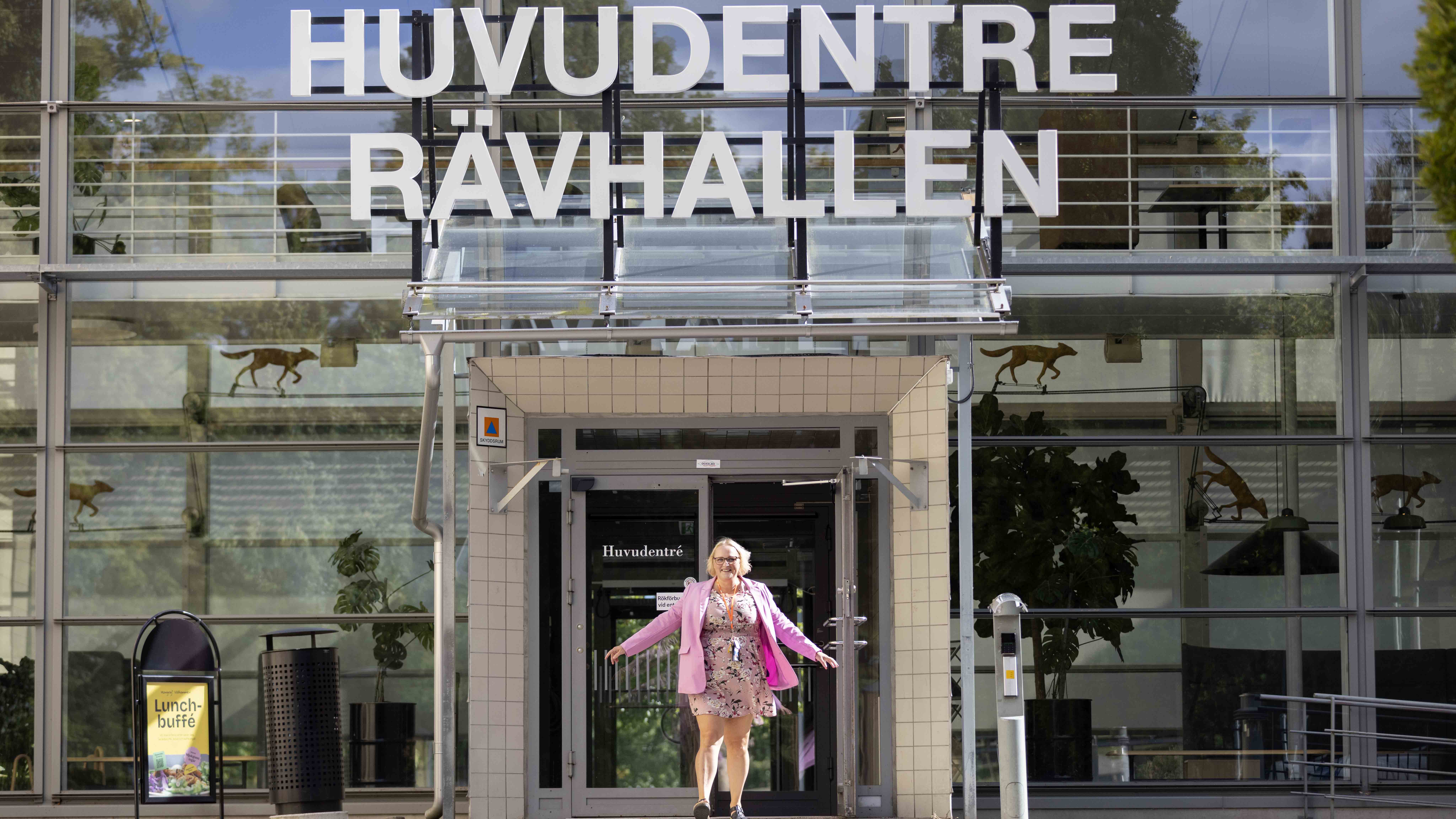 kvinna framför entré