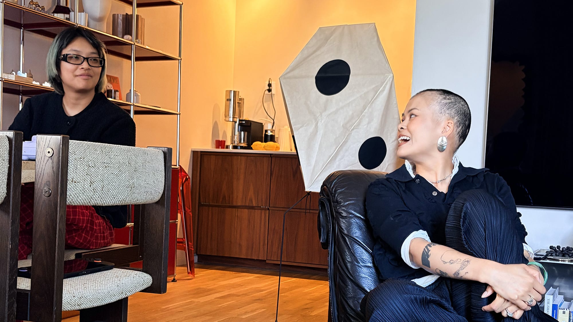 Julia Dang tillsammans med sin fästmö Micky hemma i deras lägenhet. Foto: Sanna Percivall. 