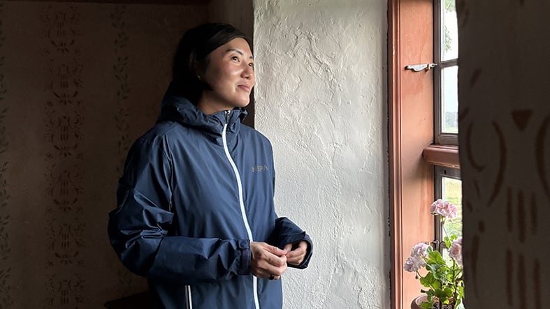 Asiatisk kvinna i fönster