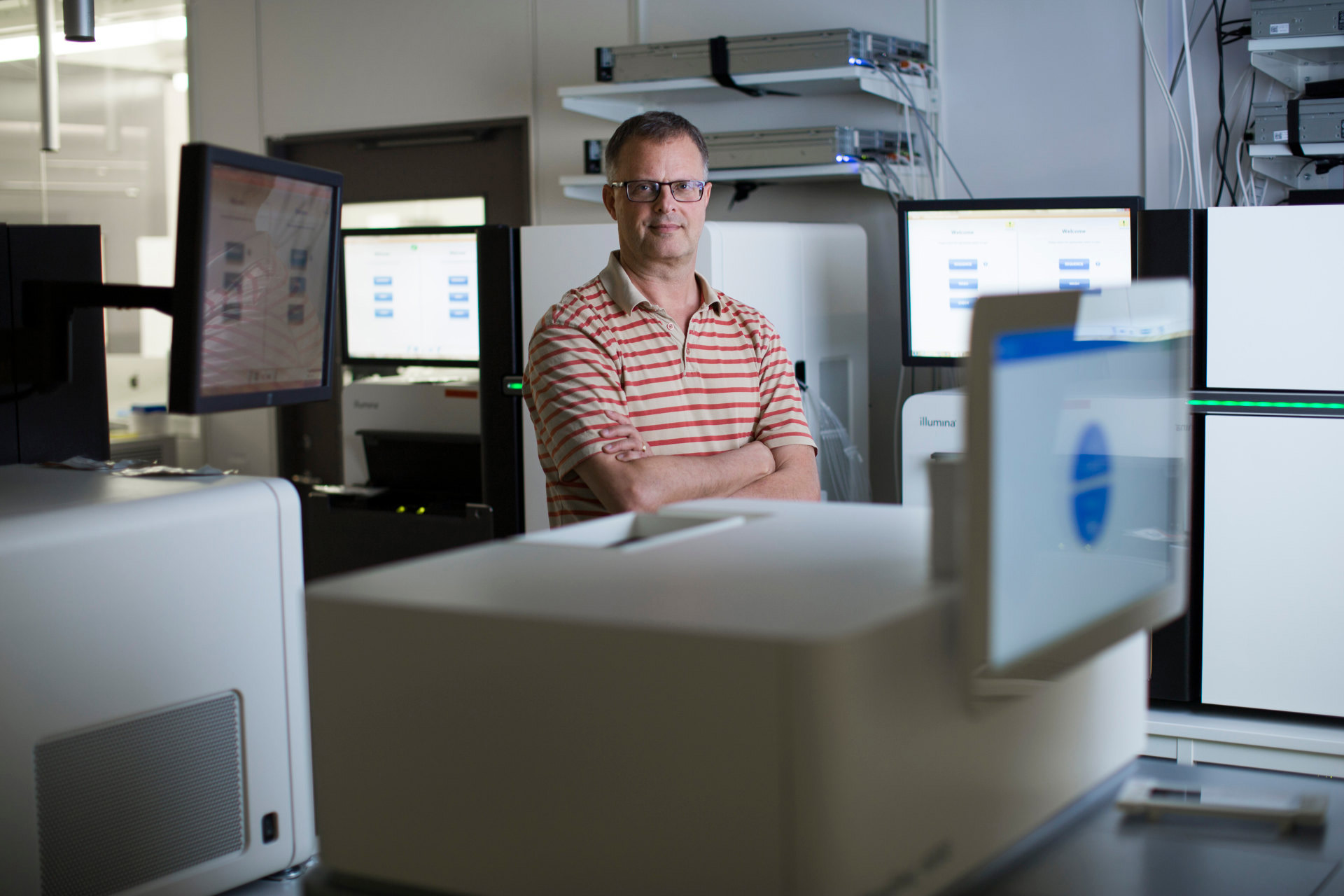 Vid Science for Life Laboratory (SciLifeLab) i Stockholm hanteras enorma mängder bioinformation. Per Kraulis deltar i arbetet med att koordinera infrastrukturen för lagring av data inom det svenska universitetssystemet. Foto: Melker Dahlstrand