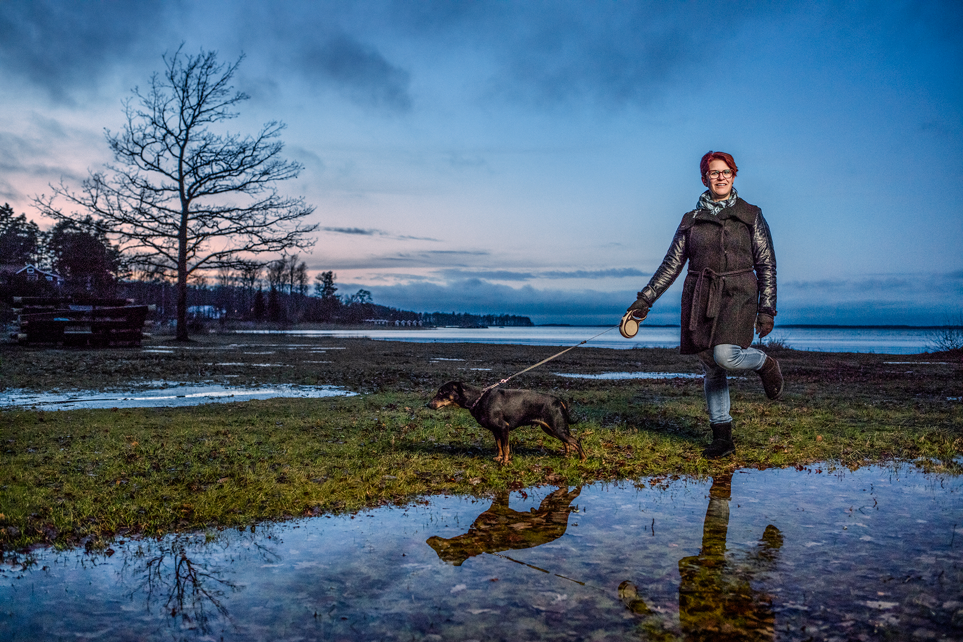 Mari Persson är ute och går i naturen med hennes hund Bosse.