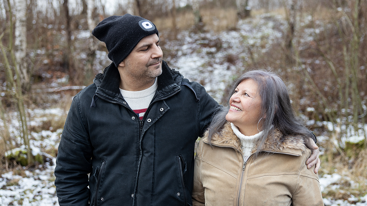 Son och mamma som håller om varandra.