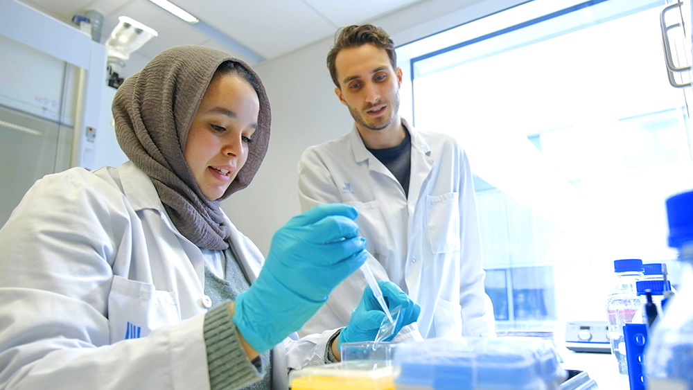 Nora Benach och Mathias Franzén Boger forskar om immunoterapi på Karolinska Institutet i Stockholm. Foto: Margareta Bloom Sandebäck