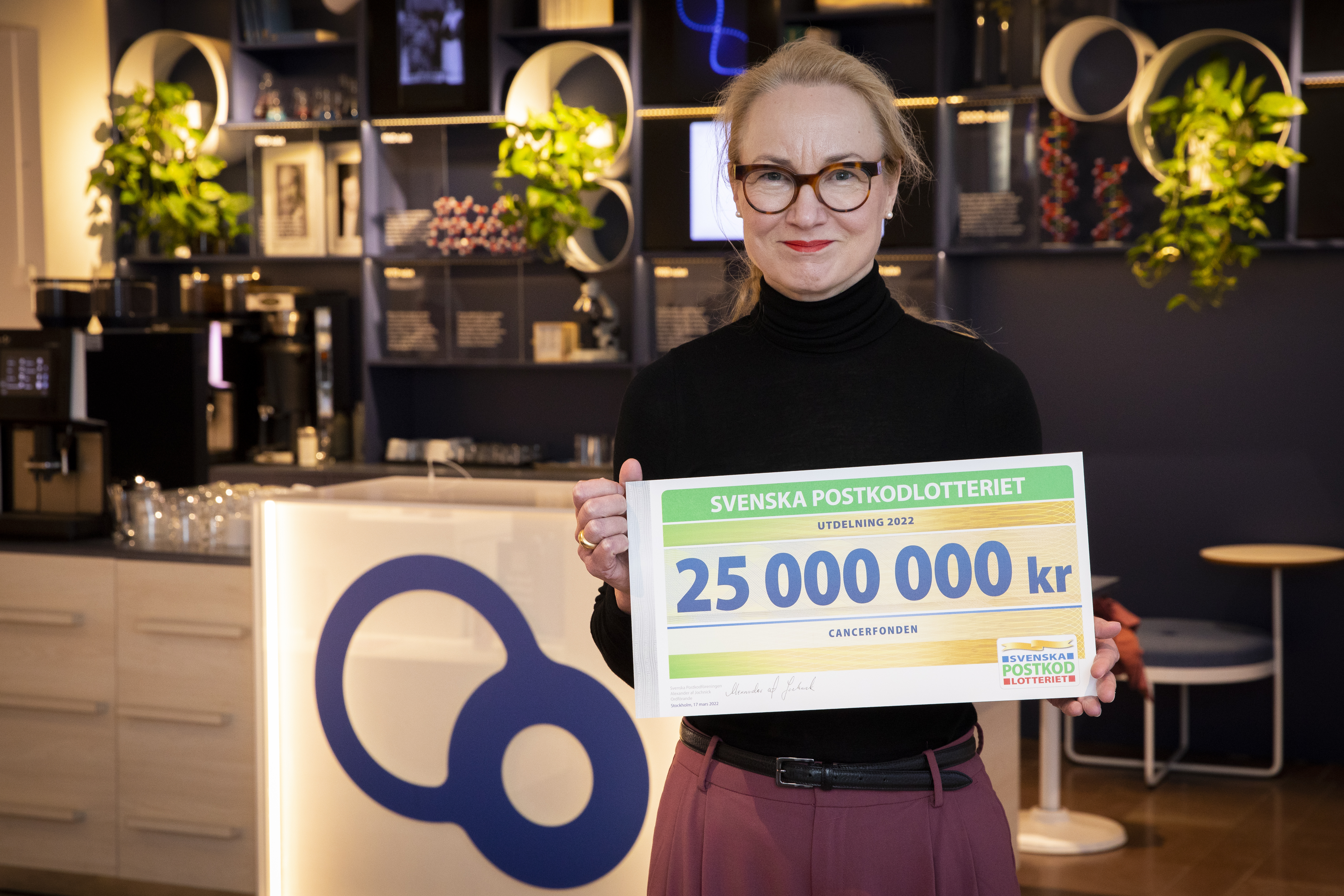 Kvinna med prischeck