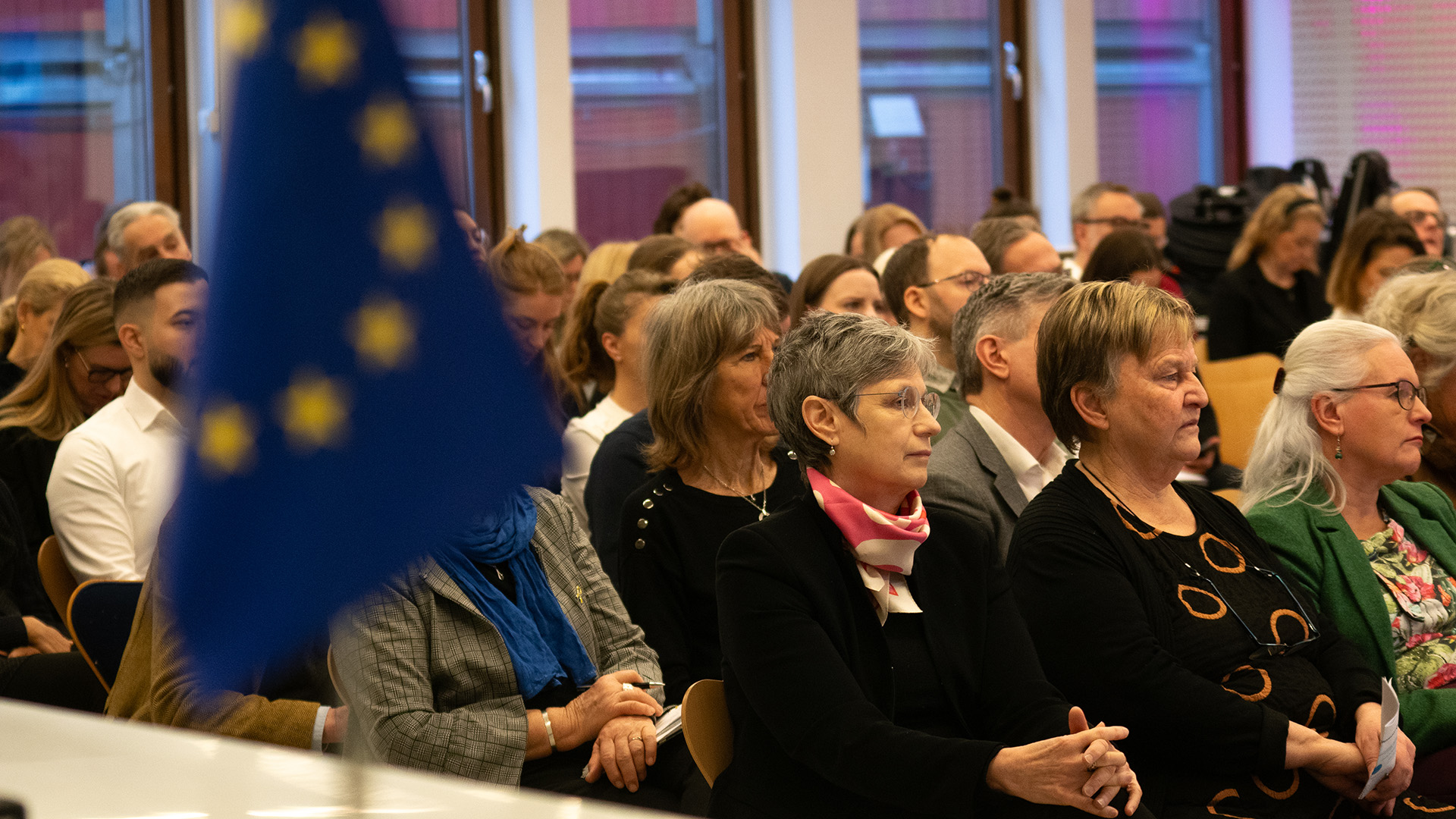 Publik under EU seminariet, EU flagga i förgrund.