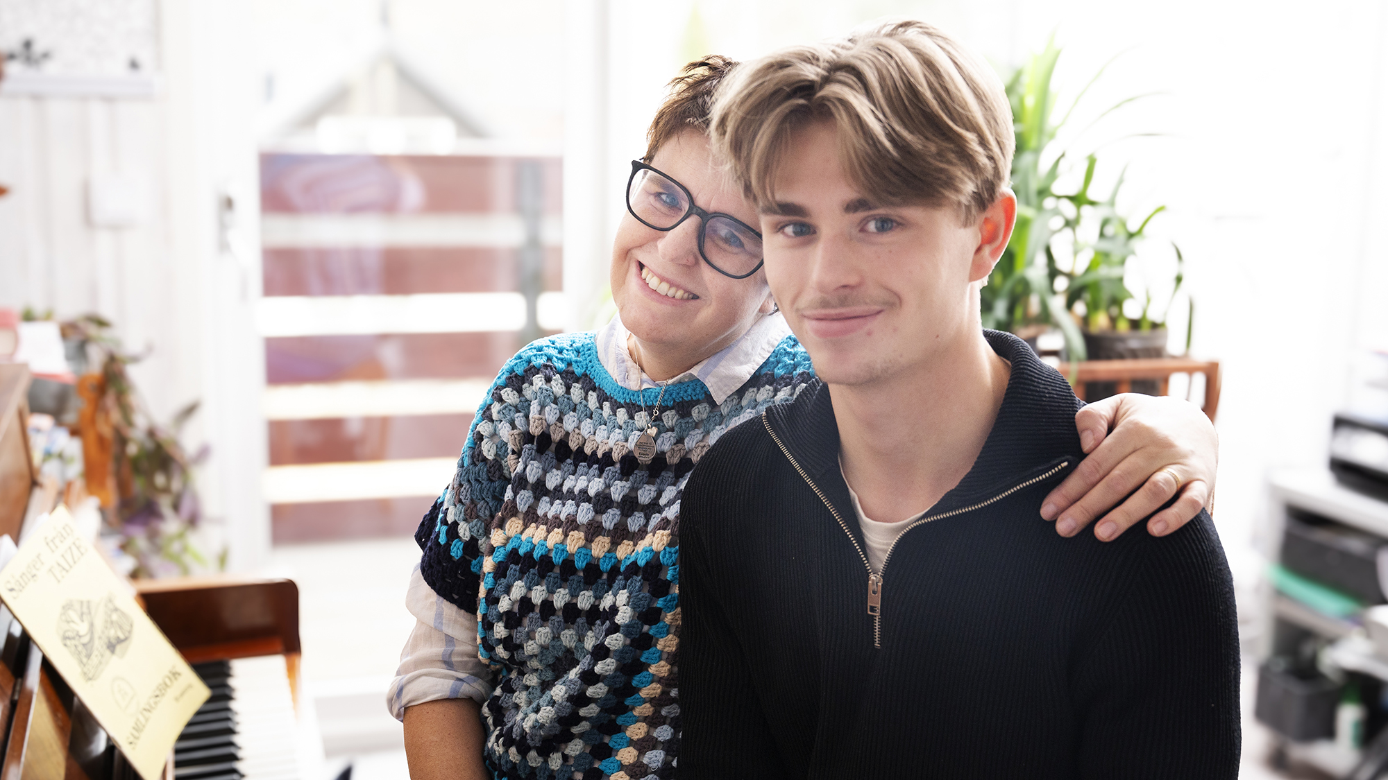 Eva tillsammans med sonen Gustaf framför familjens piano. Foto: Theresia Köhlin. 