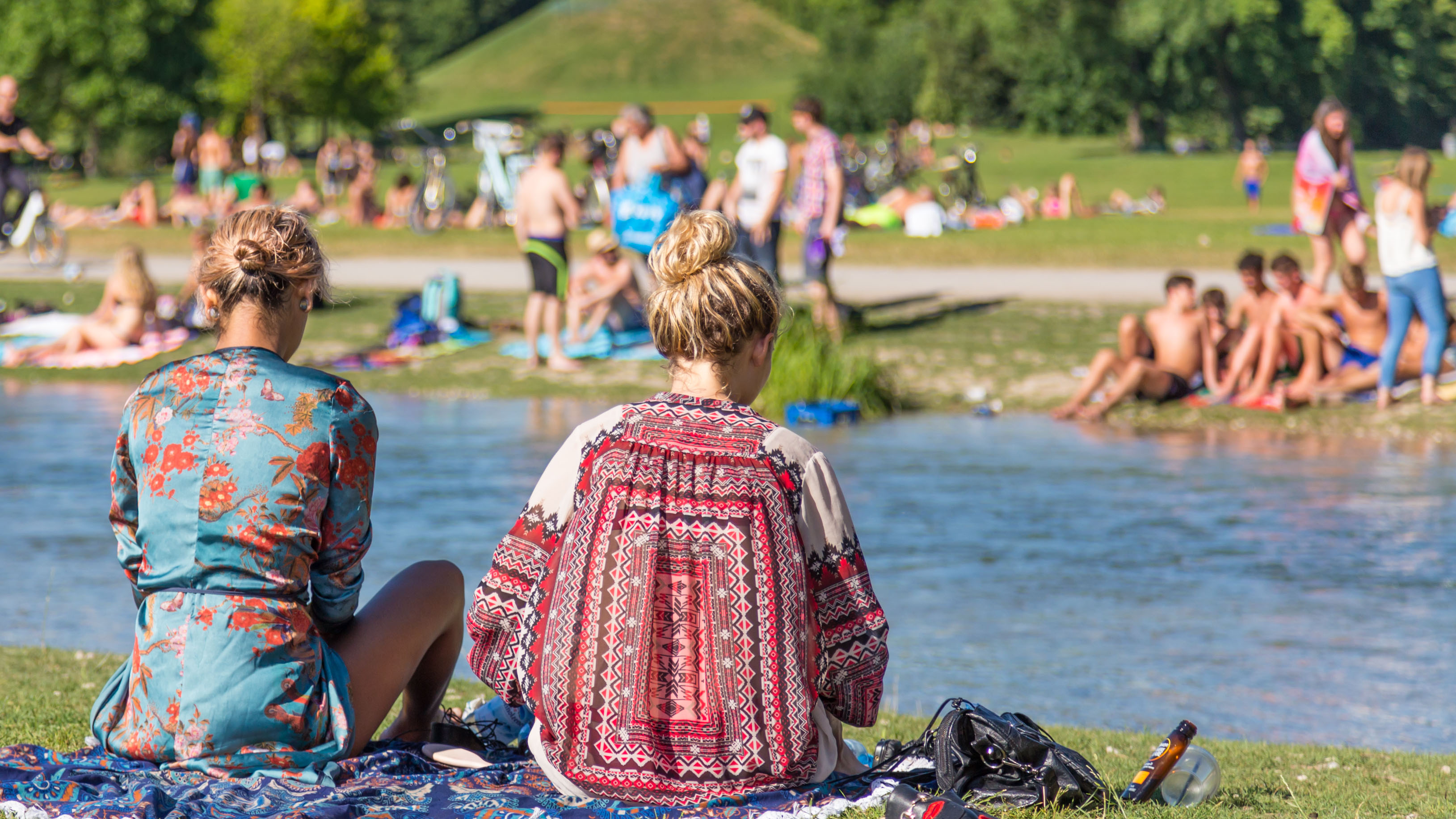 människor i solen vid sjö. Foto: Colourbox.