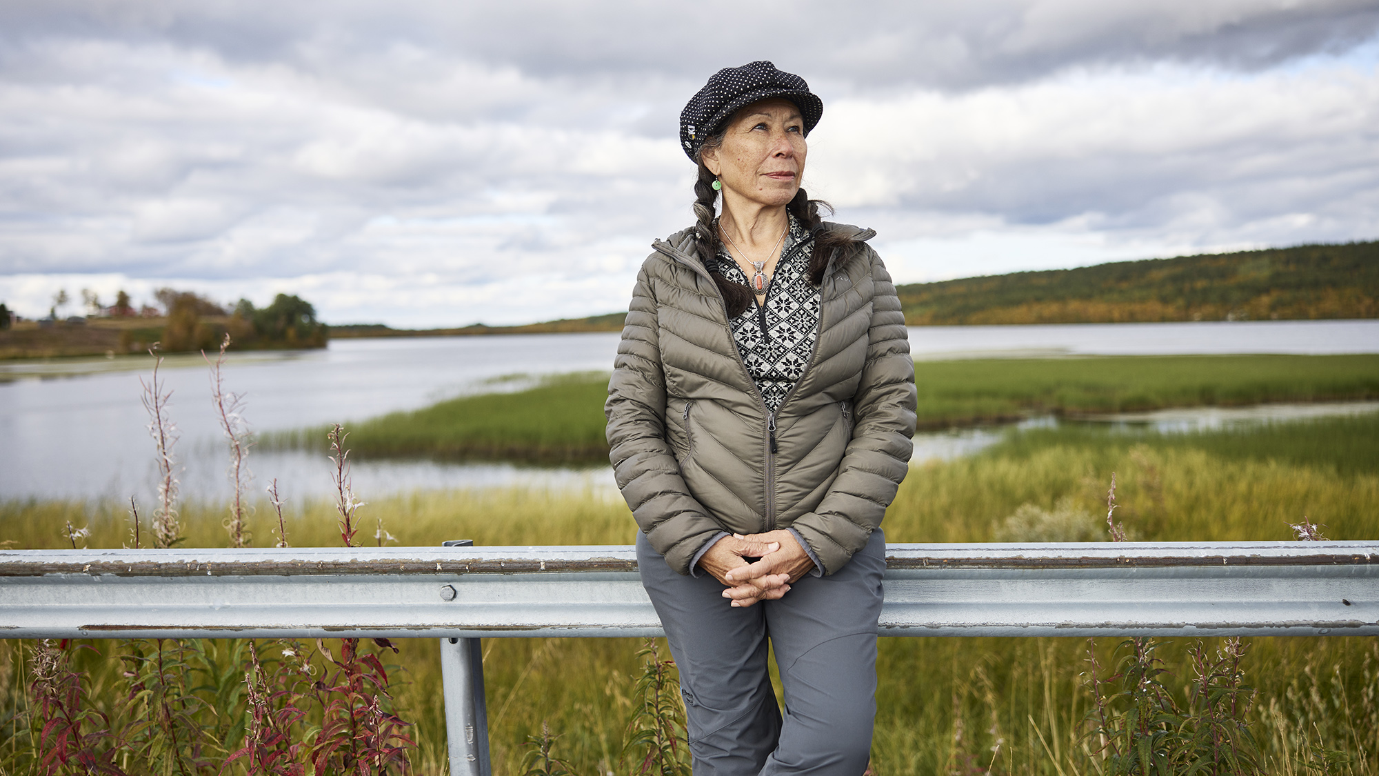 Elisabeth Heilmann Blind står vid vägkanten och blickar bort. 