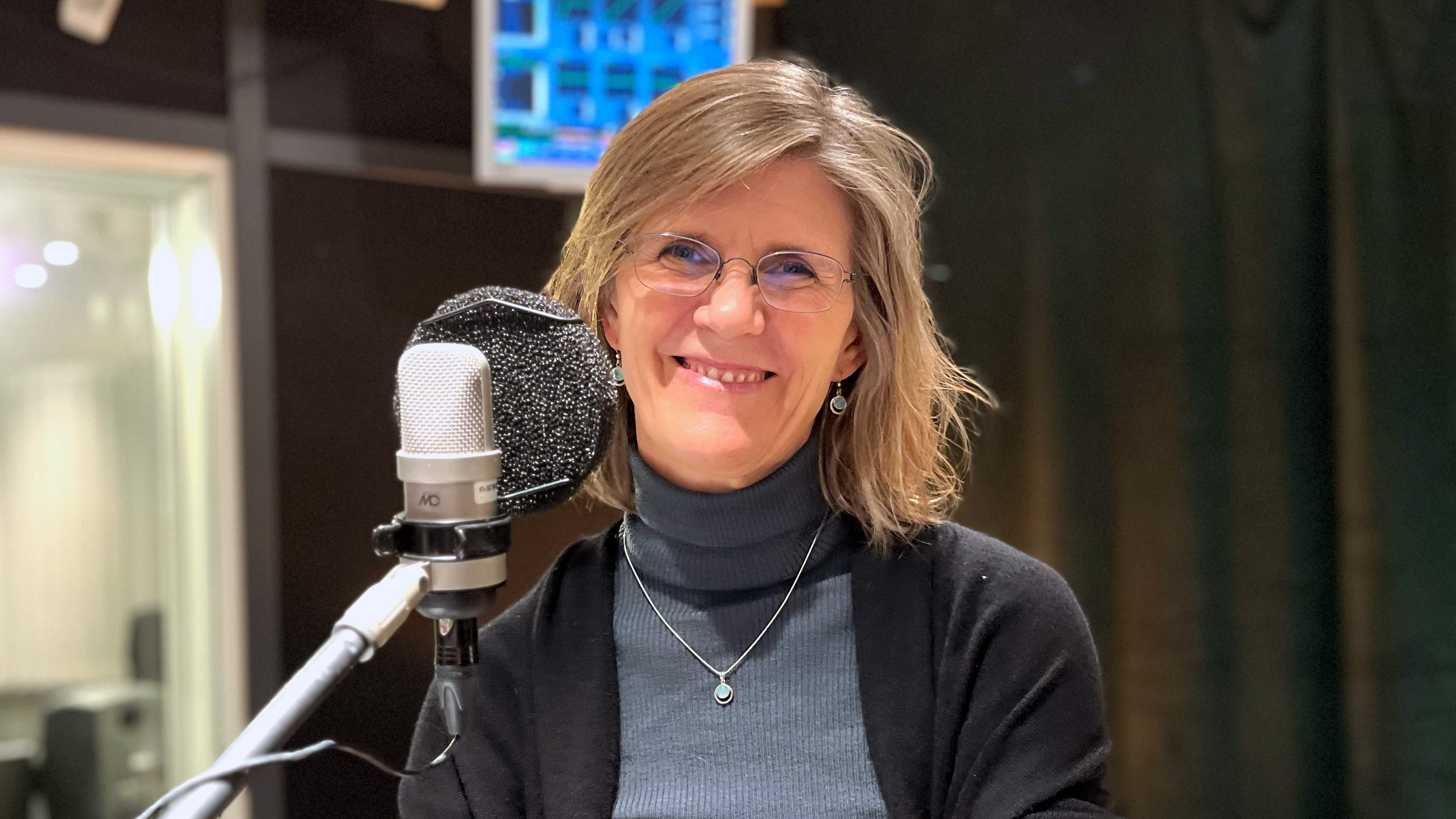 kvinna i poddstudio