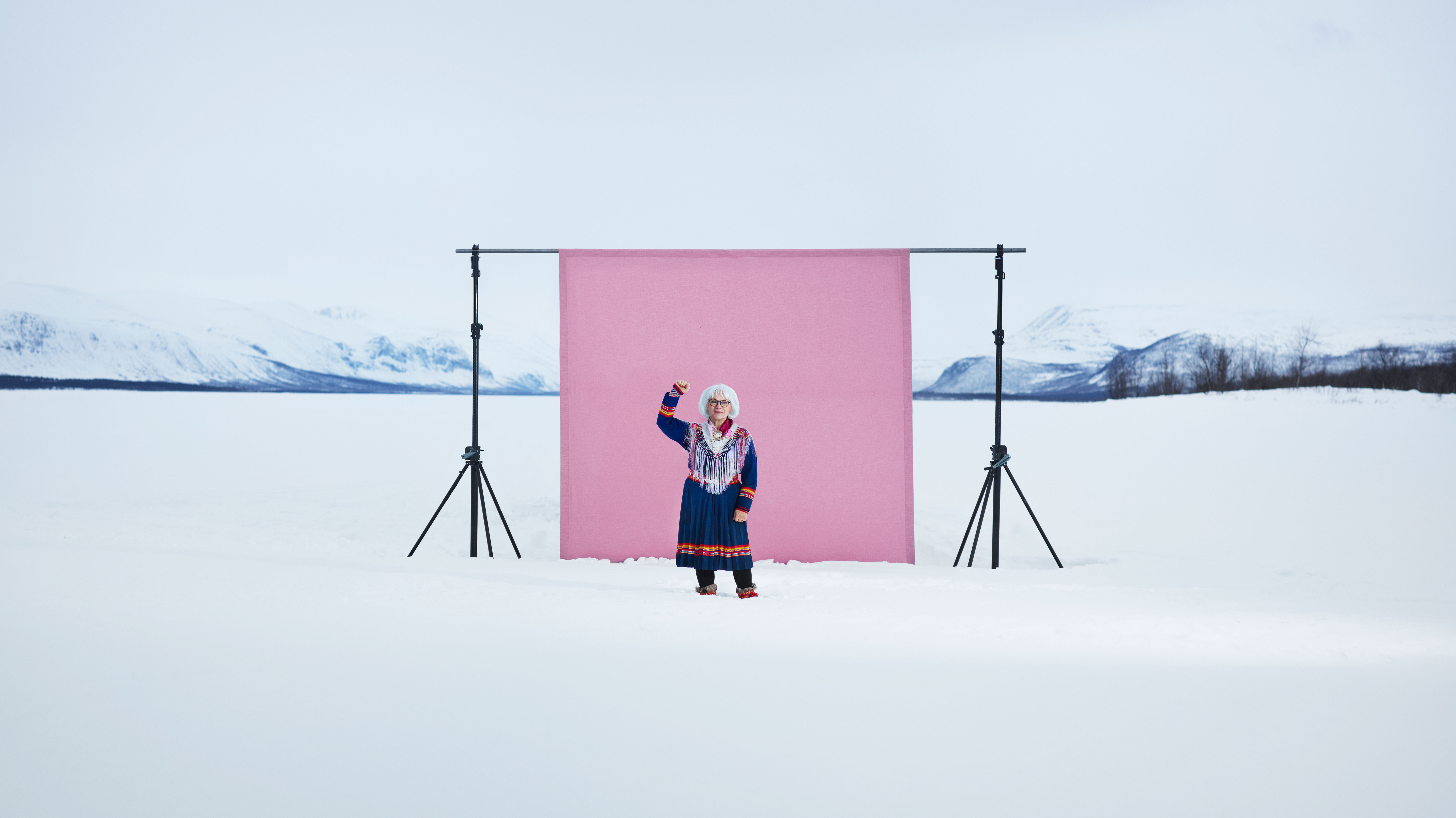 Britta Marakatt Labba har designat årets rosa band. Foto: Hans Olov Utsi
