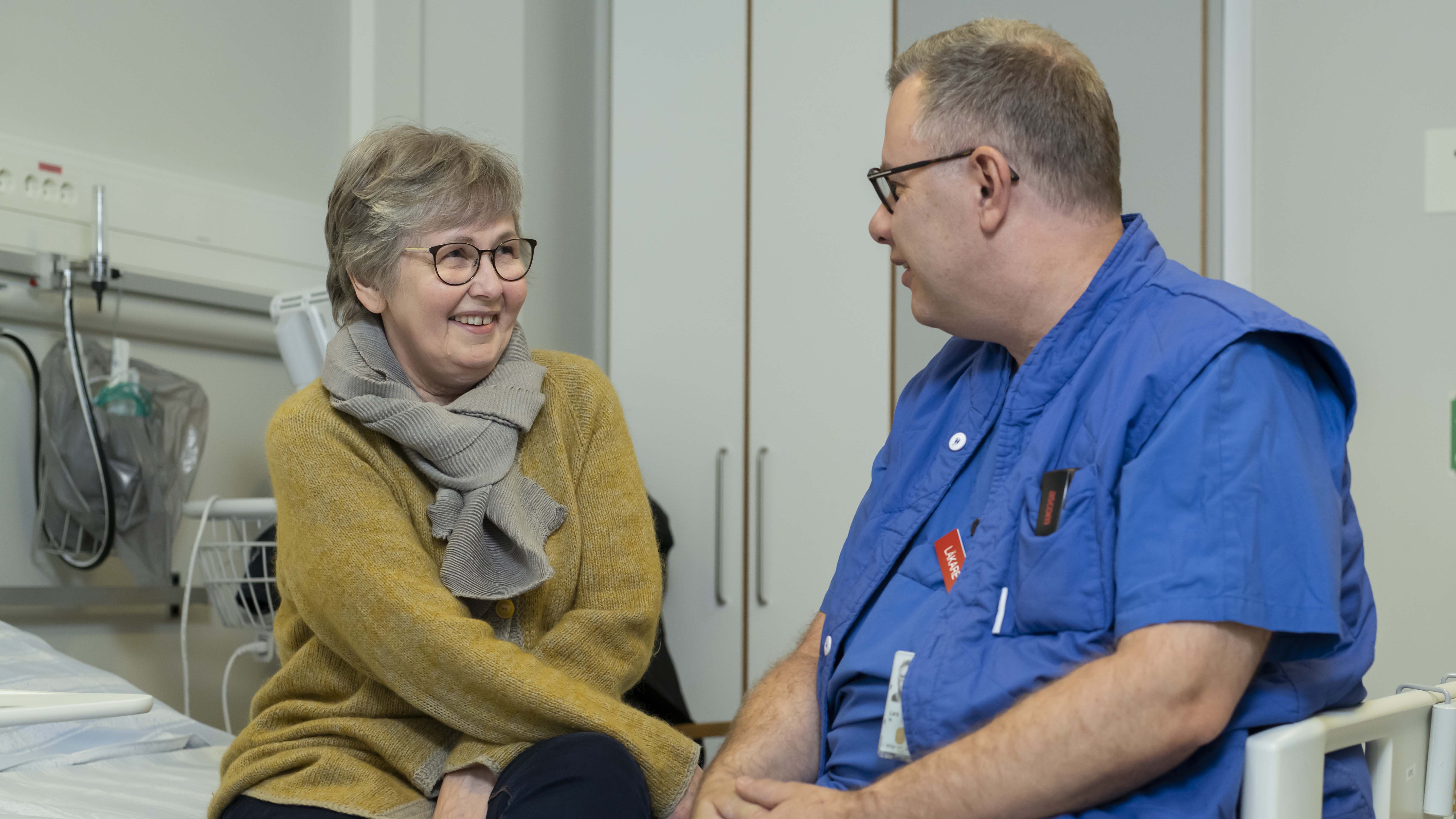 Patient och läkare på sjukhussäng