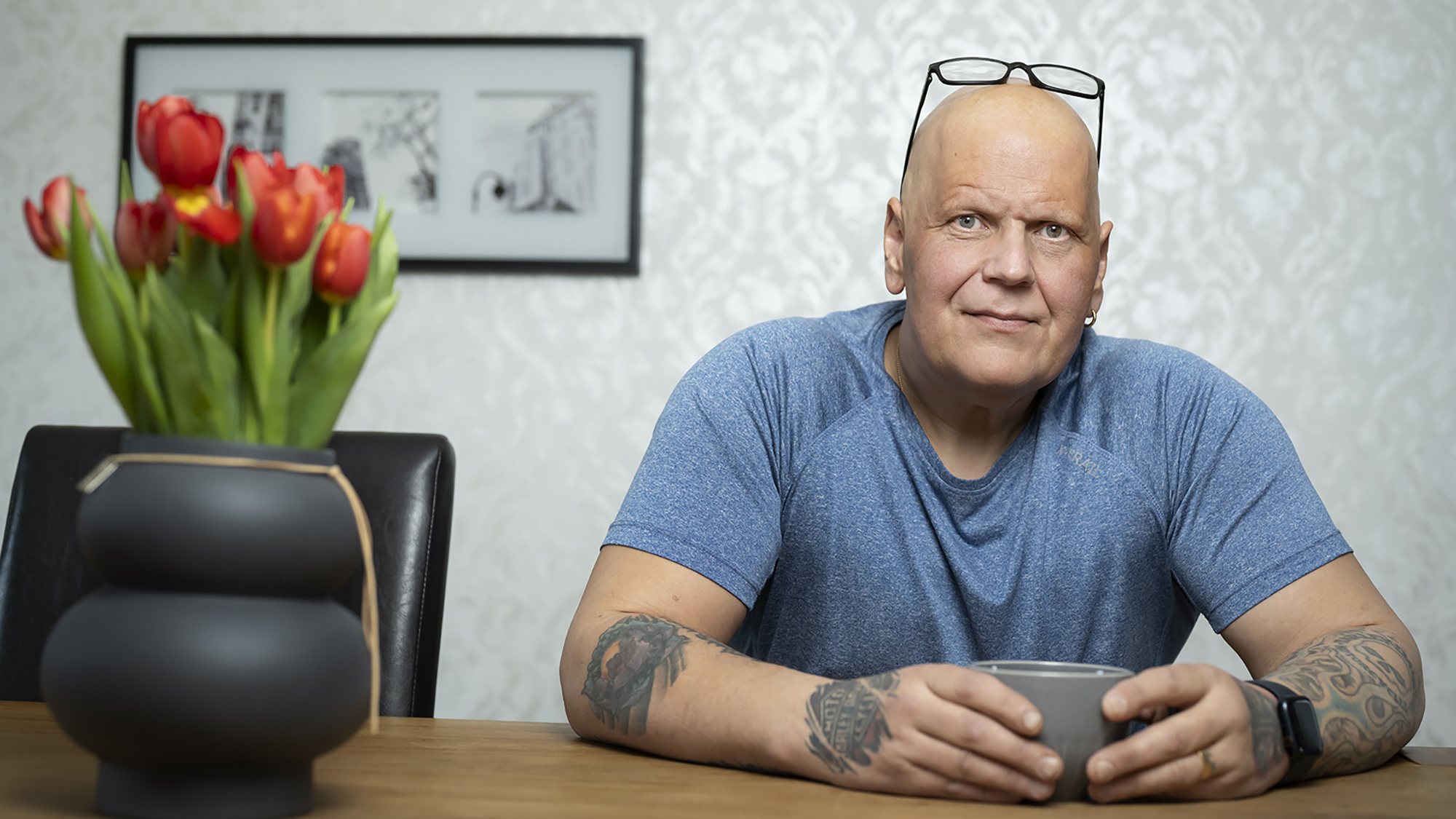 Paul Hyvlander har kört motorcykel sedan han var 16 år. Här sitter han på sin svarta motorcykel. Foto: Julia Sjöberg.