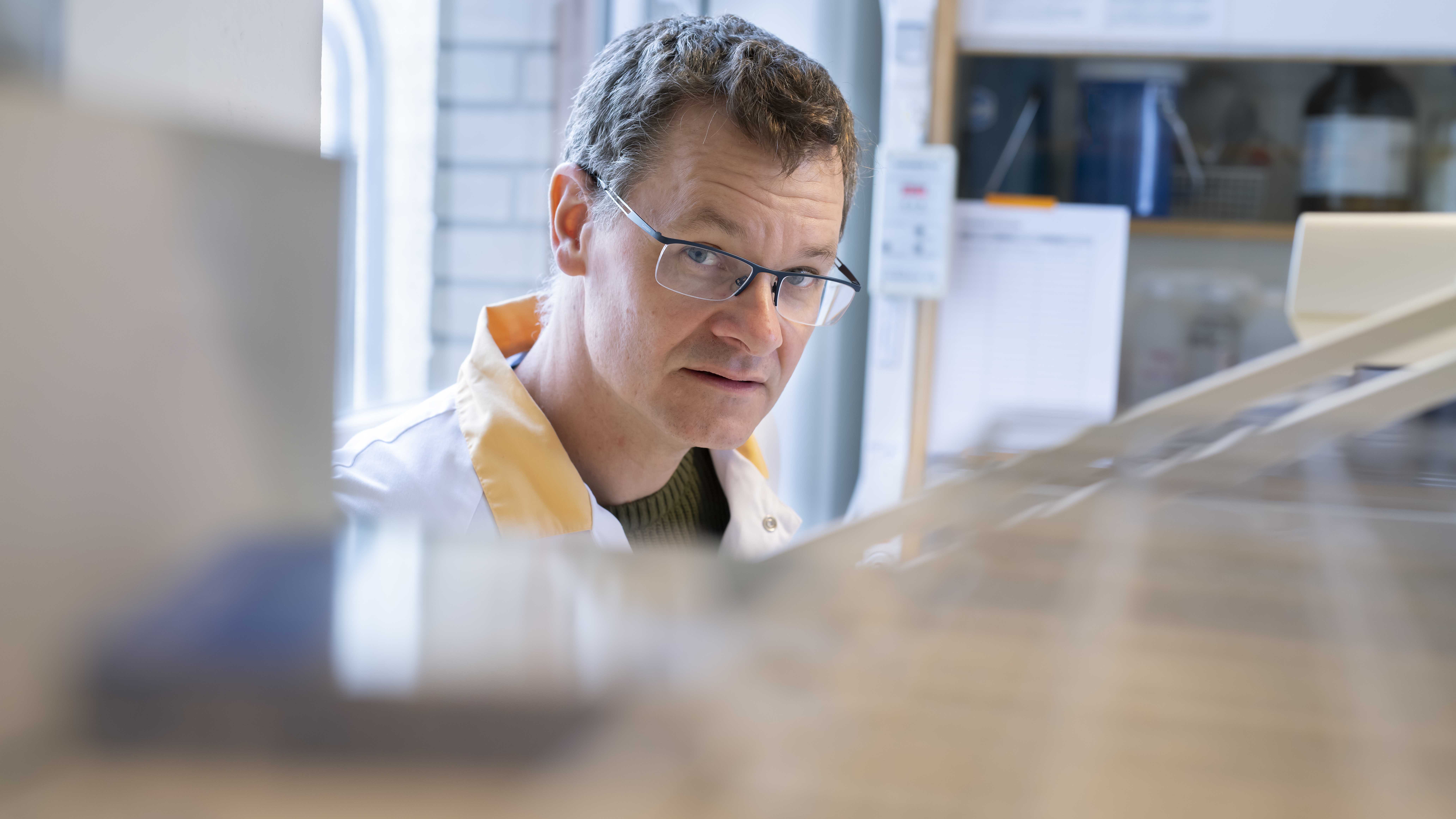 Närbild man i ett laboratorium