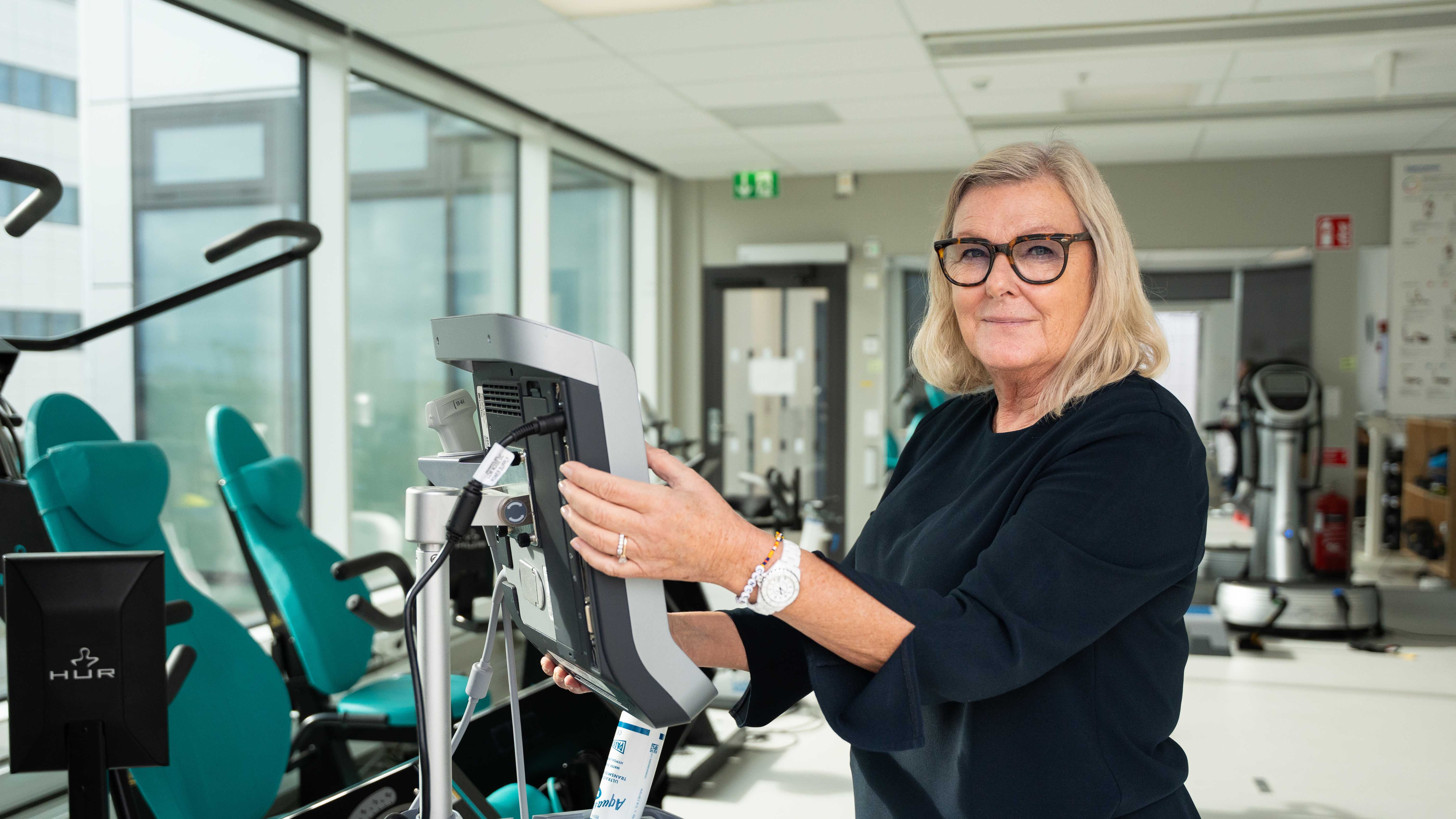 Kvinna i ett gym.