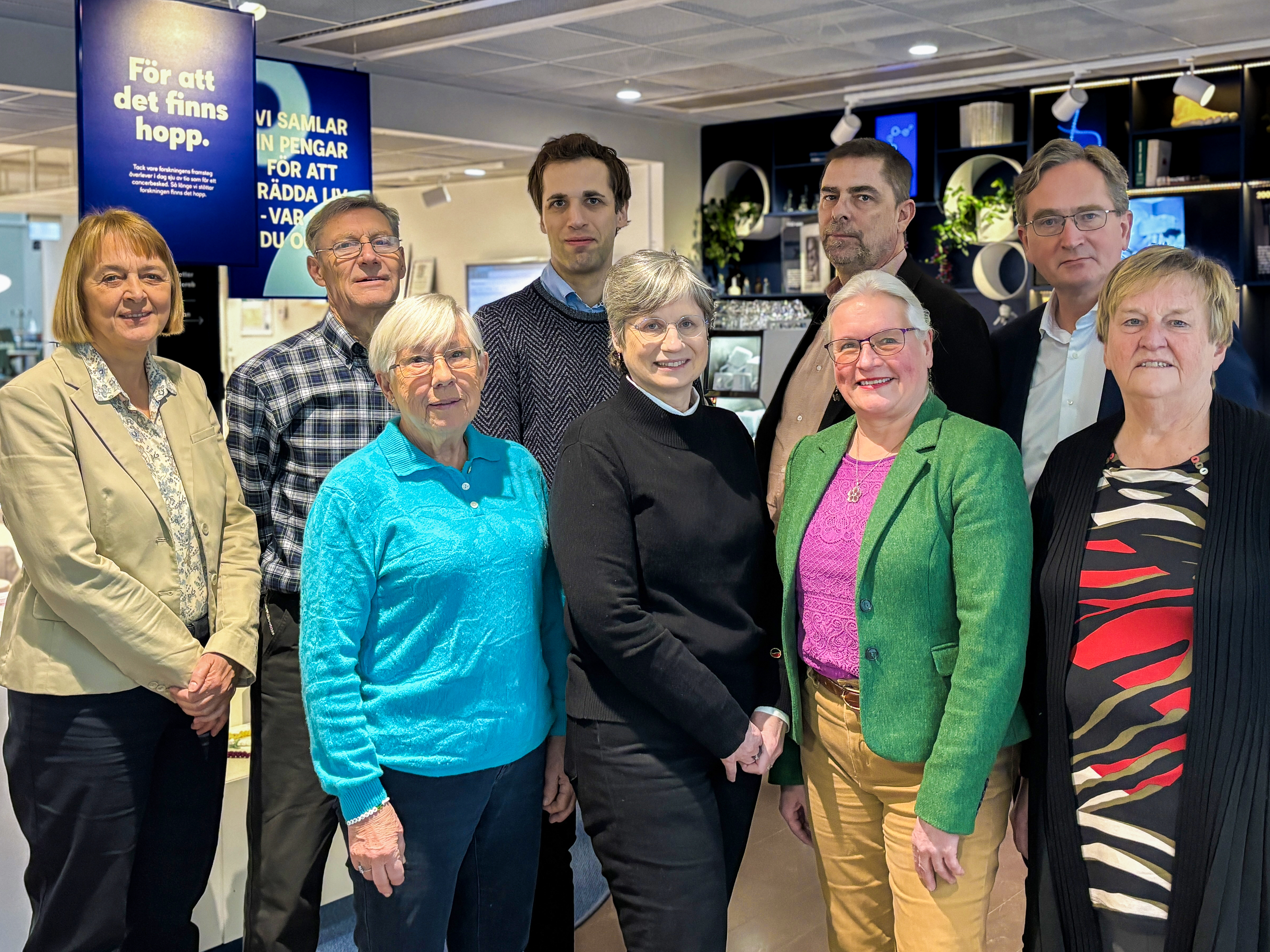 Medlemmarna i granskningskommittén. Bakre raden från vänster Liselotte Schäfer Elinder, Peter Allebeck, Alexander Höglund, Anders Printz, Joakim Dillner. Främre raden från vänster Margareta Haag, Charlotta Dabrosin, Gunvor G Ericson, Gunilla Gunnarson. Foto: Sanna Percivall