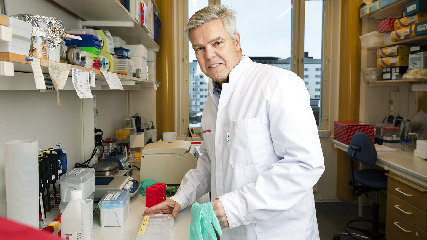 Maréne Landström står i forskningslabbet