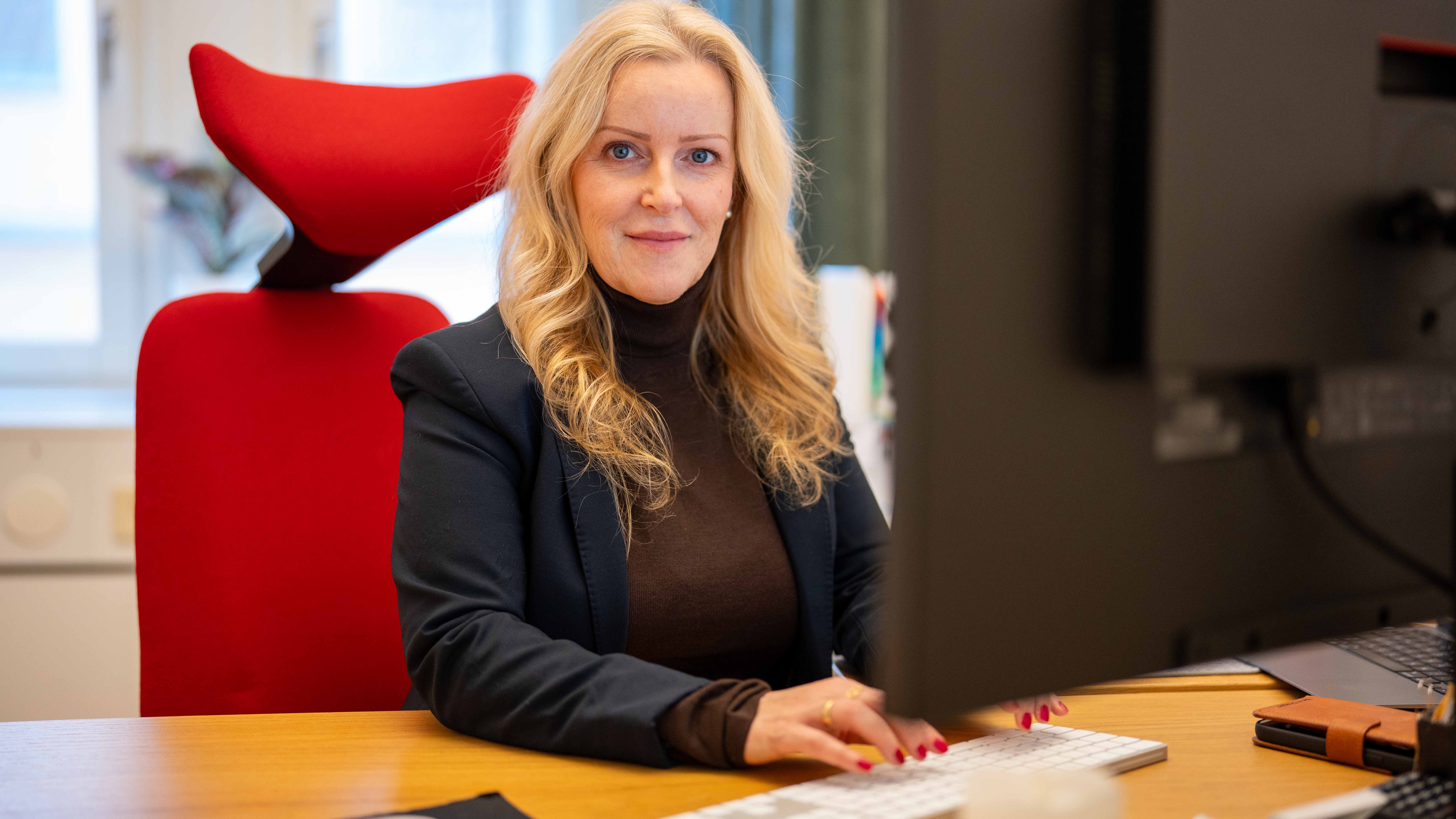 kvinna vid ett skrivbord