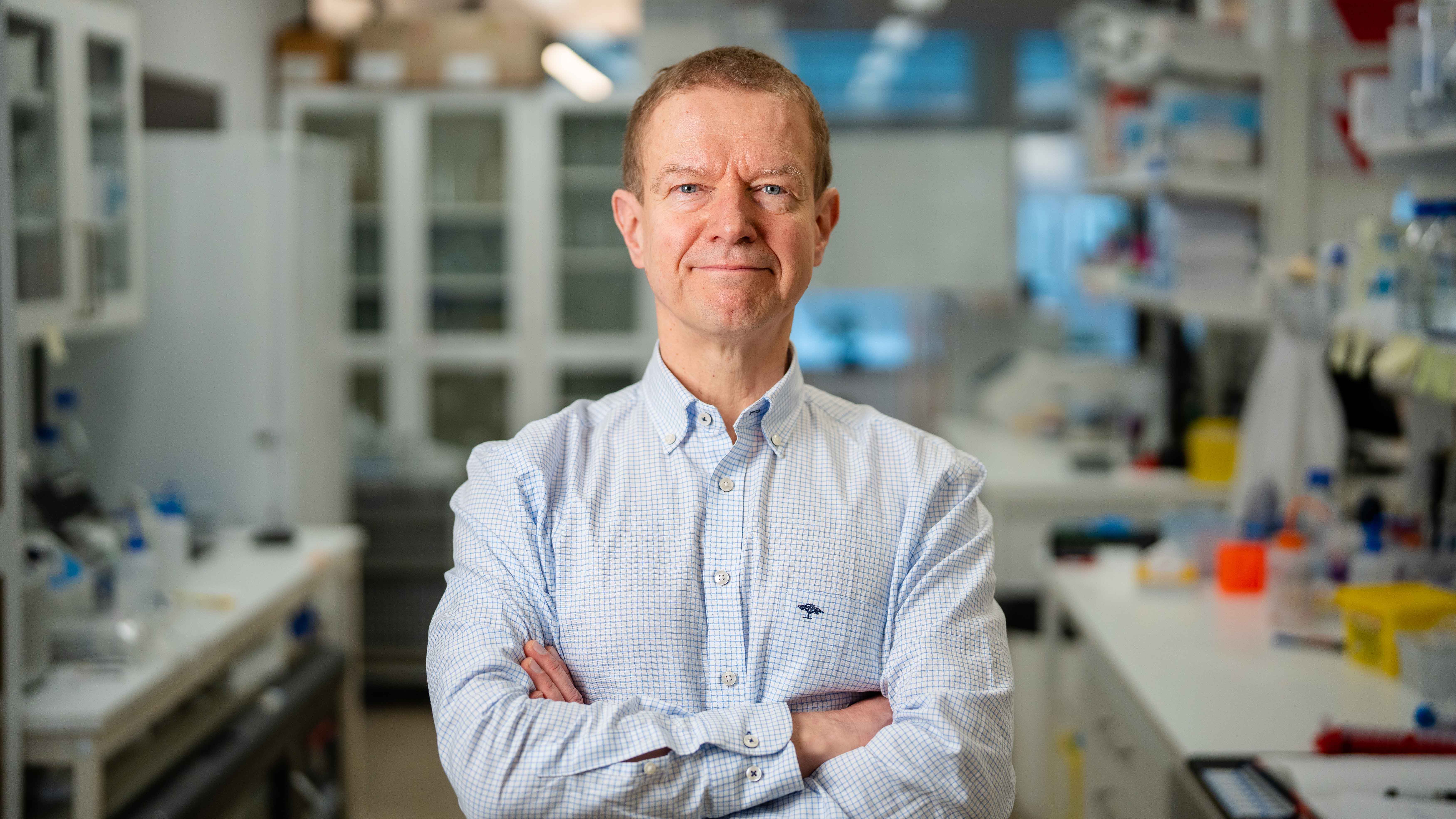 man står i ett laboratorium