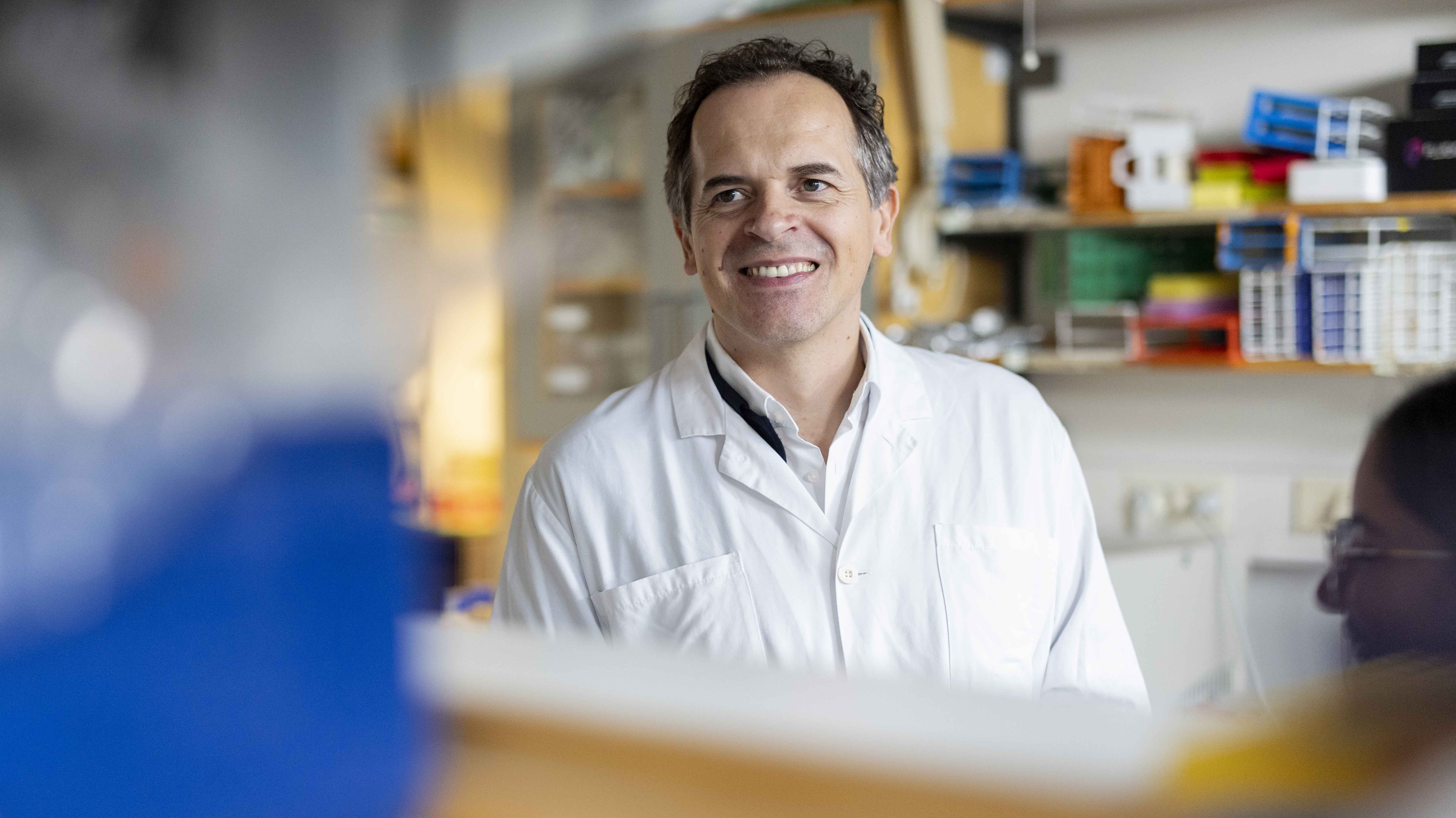 närbild man i ett laboratorium