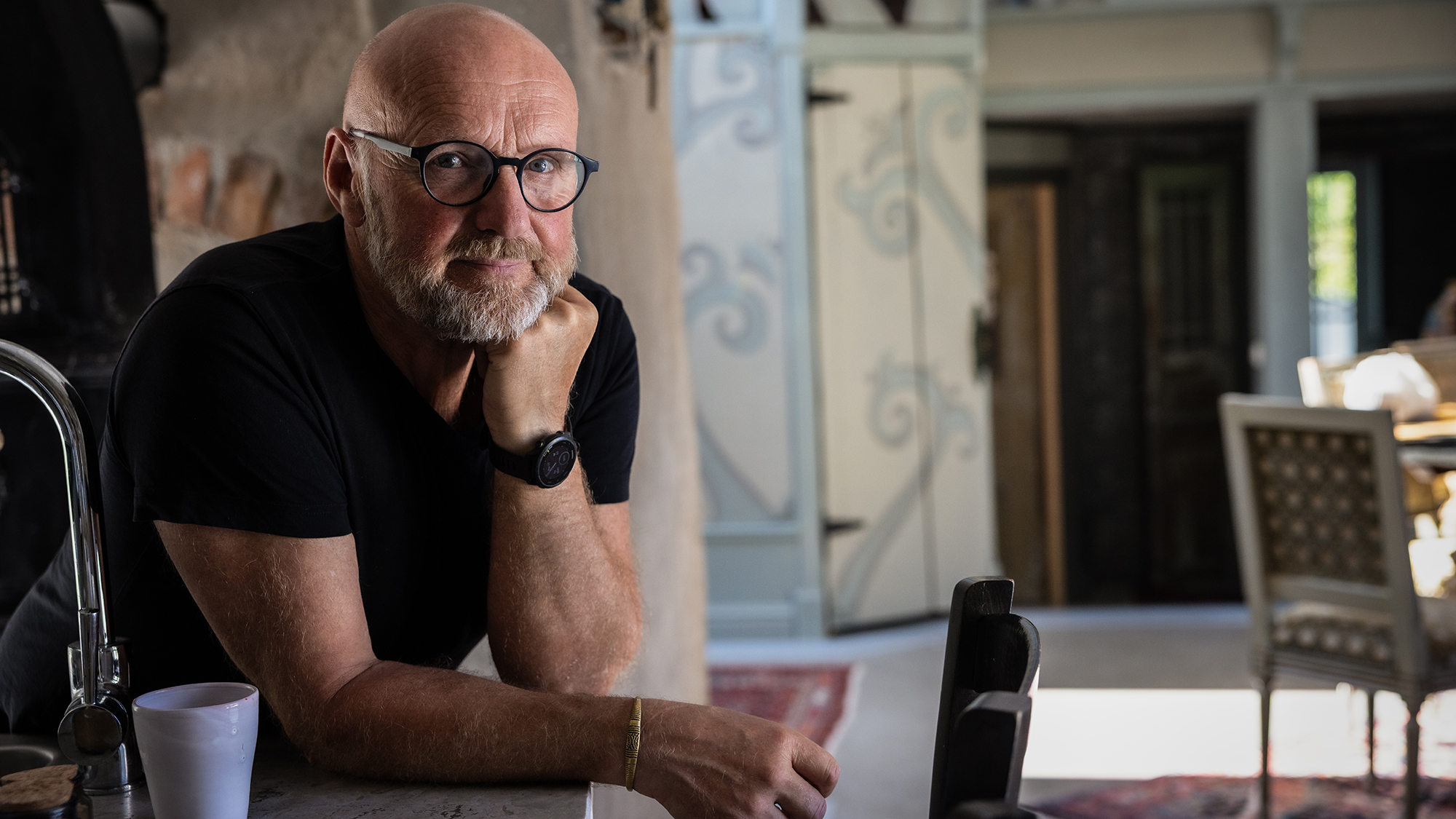 Dag Edlund står i sitt kök i huset på Gotland. 
