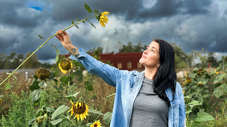 Kvinna på fält med solros