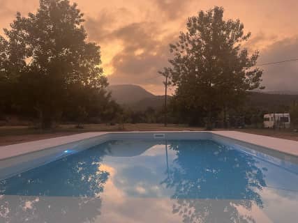 Piscina y jardín: atardecer en el agua