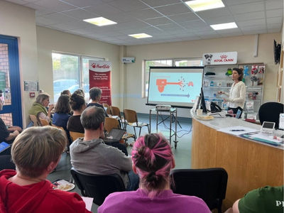 Jo Harris from HeartVets giving a talk to a room of veterinary professionals