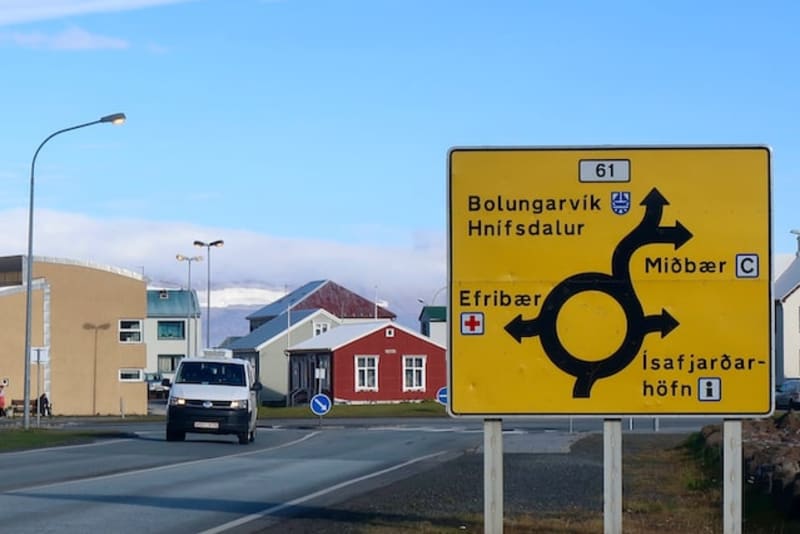 Image of a sign for a roundabout in Iceland