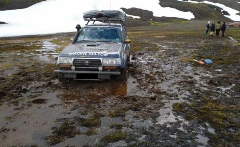 Image of a vehicle stuck in the mud in Iceland