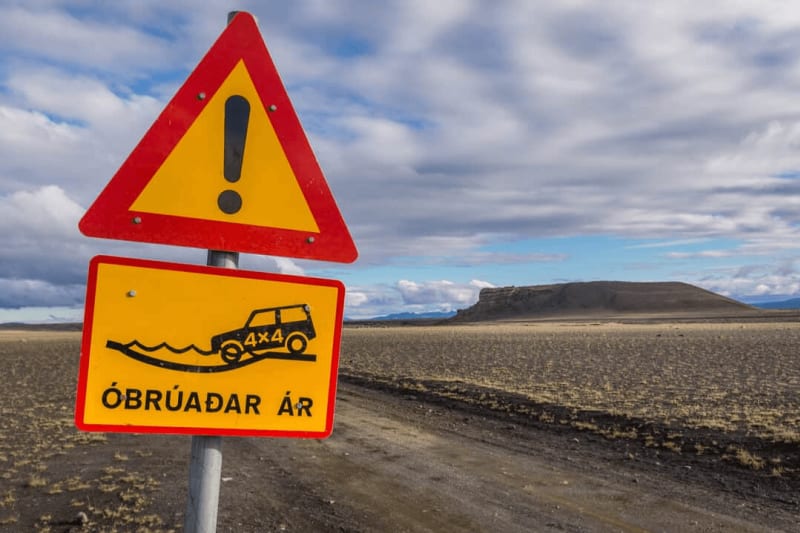 Iceland Rental Car Tips - Road Signs