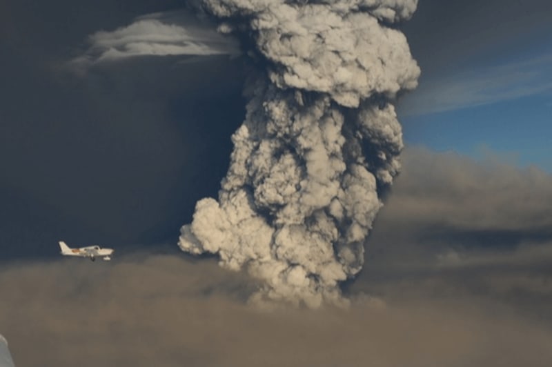 Image of an airplane flying infront of a volcano eruption, Grimsvotn.