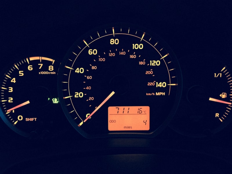 Image of a speedometer in a car
