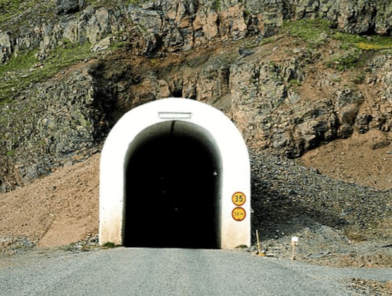 Image of the entrance of Oddskardstunnel in Iceland