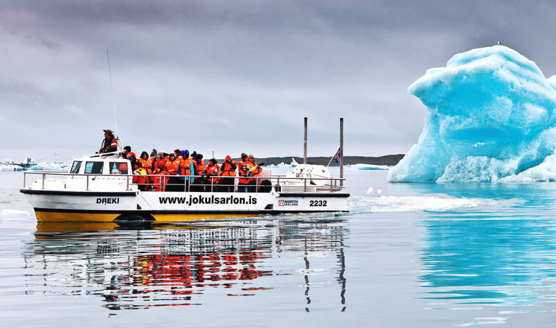 Image of a boat tour in the Glacier Lagoon in Iceland
