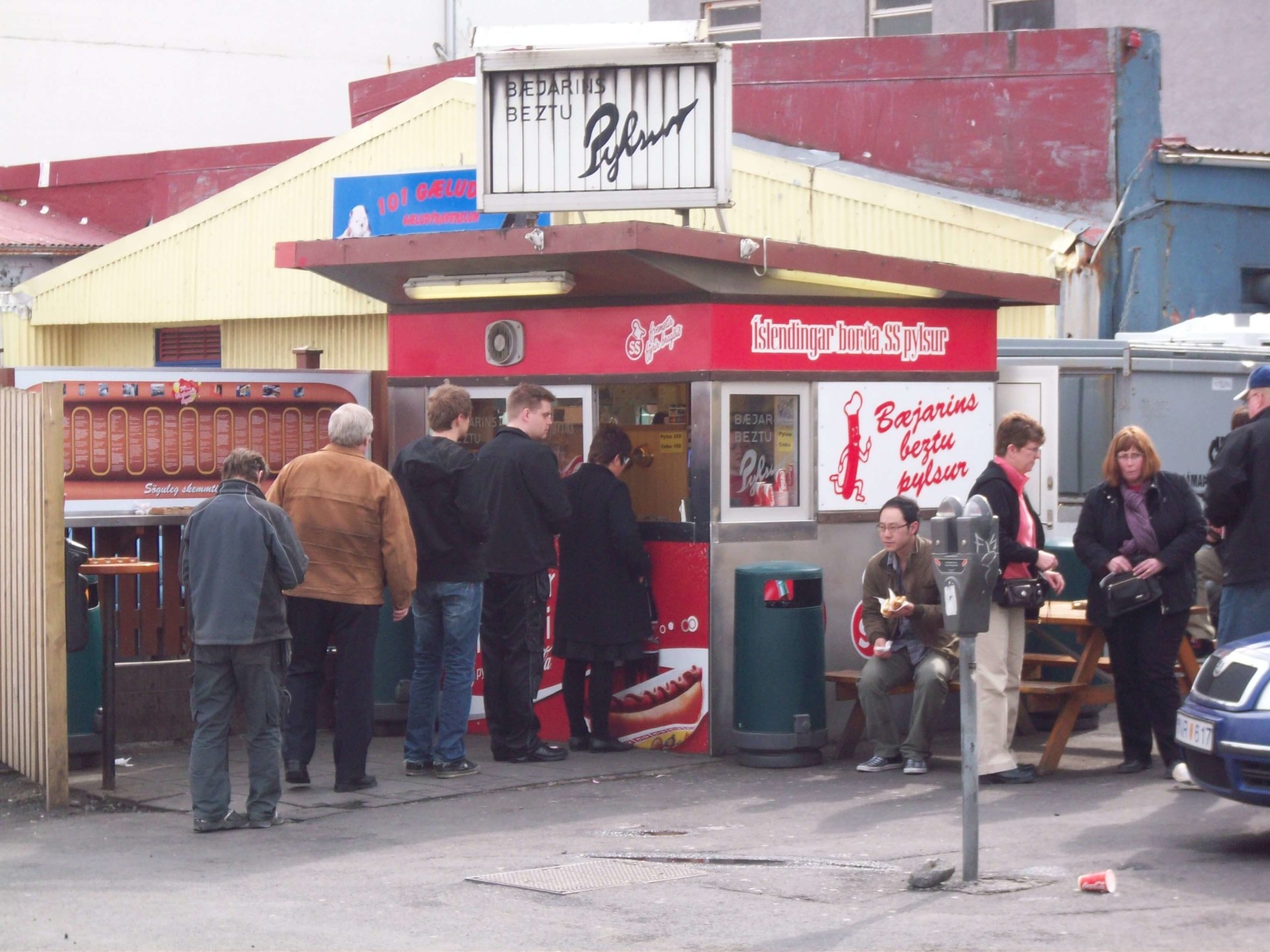 An Image of people waiting in line to have an Icelandic Hot dog called Pylsa