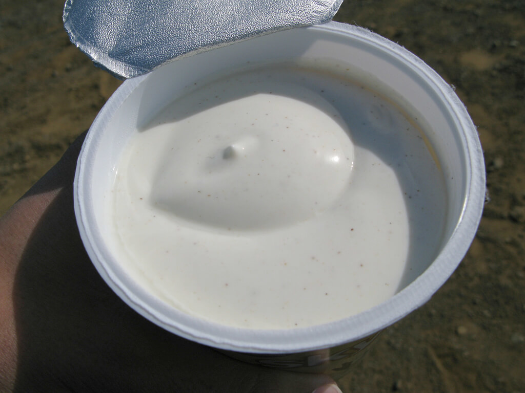 An image of an open container of Skyr