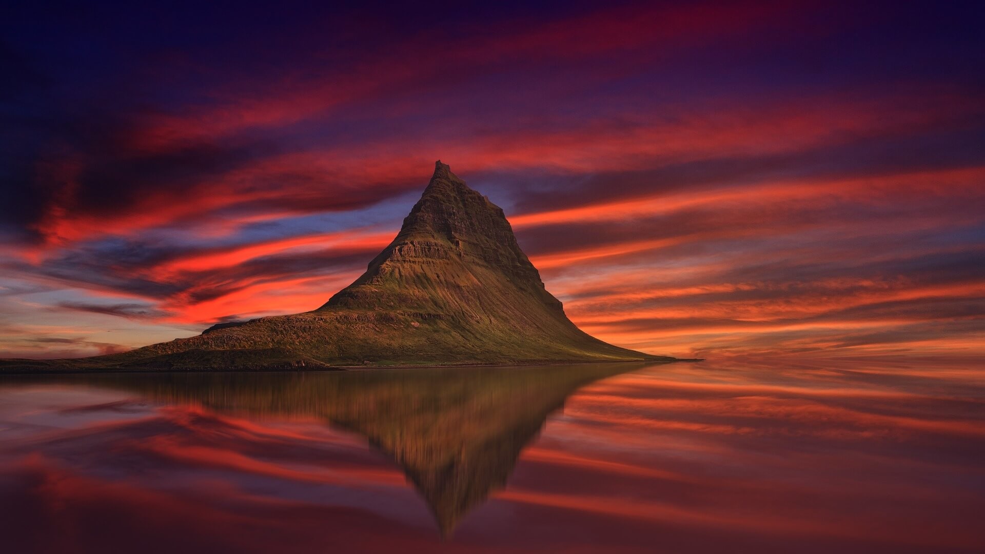 kirkjufell-3092048_1920.jpg