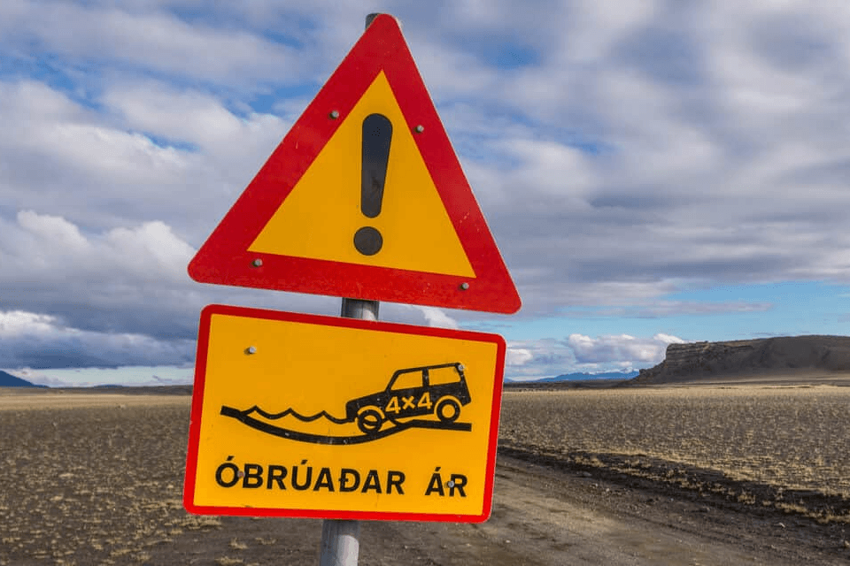 Image of a road sign in Iceland where is a river crossing ahead