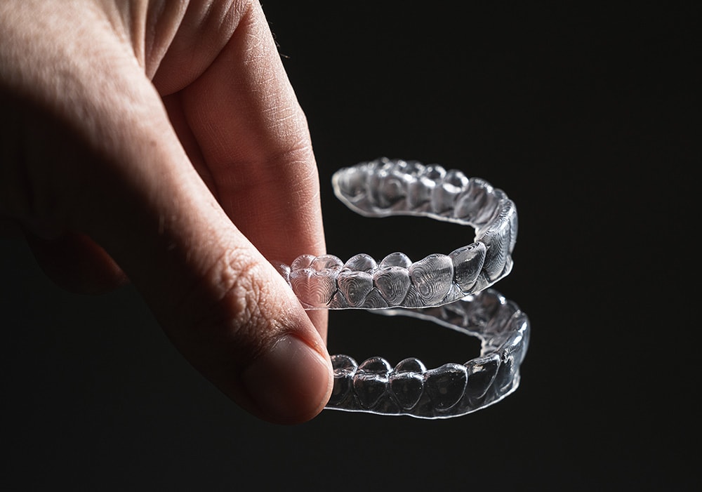 Holding Lucentra aligners
