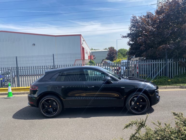 PORSCHE MACAN