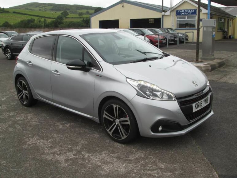 PEUGEOT 208