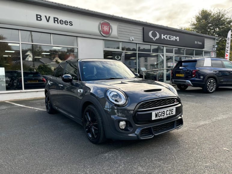 MINI HATCHBACK