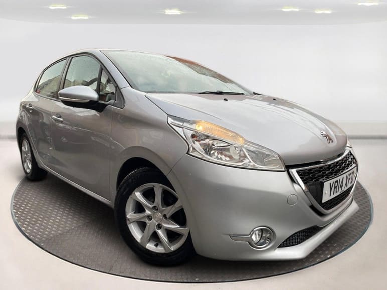 PEUGEOT 208