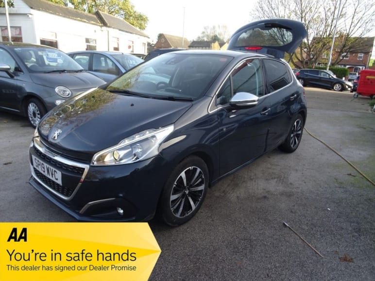 PEUGEOT 208