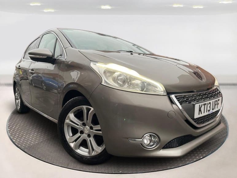 PEUGEOT 208