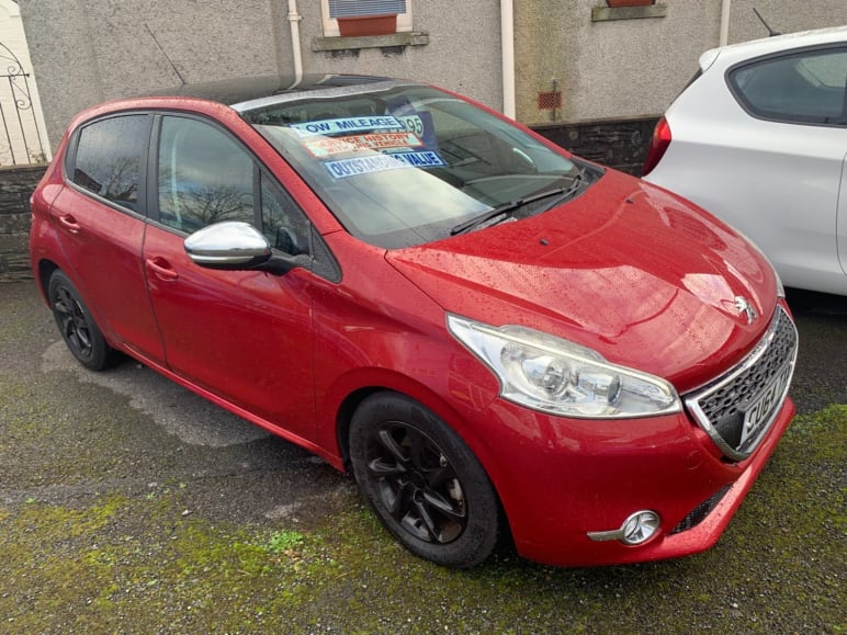 PEUGEOT 208